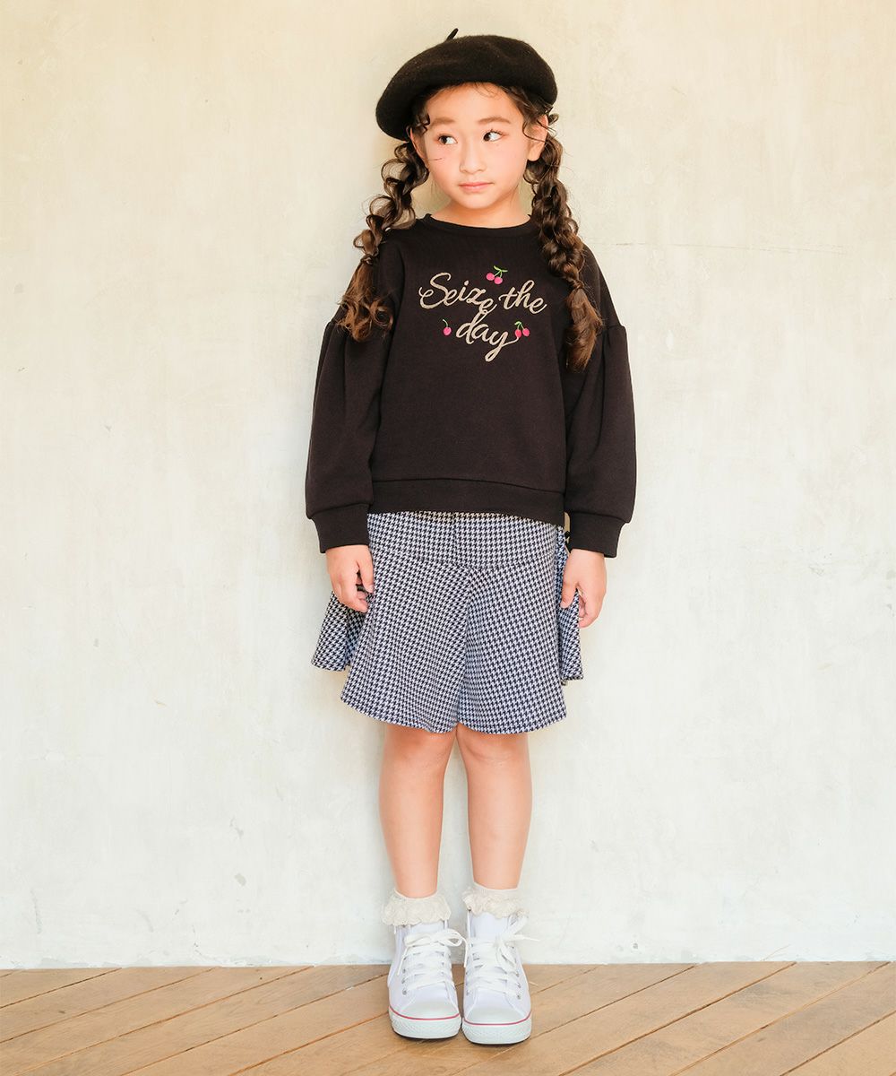 子供服 女の子 チェリー刺繍 ドロップ袖 裏毛トレーナー ブラック(00) モデル画像全身