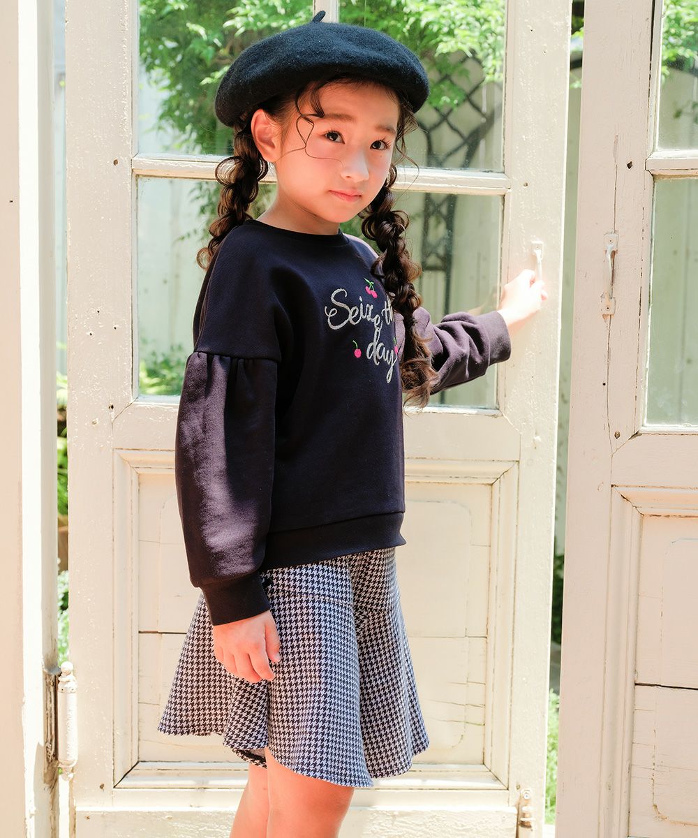 子供服 女の子 チェリー刺繍 ドロップ袖 裏毛トレーナー ブラック(00) モデル画像1