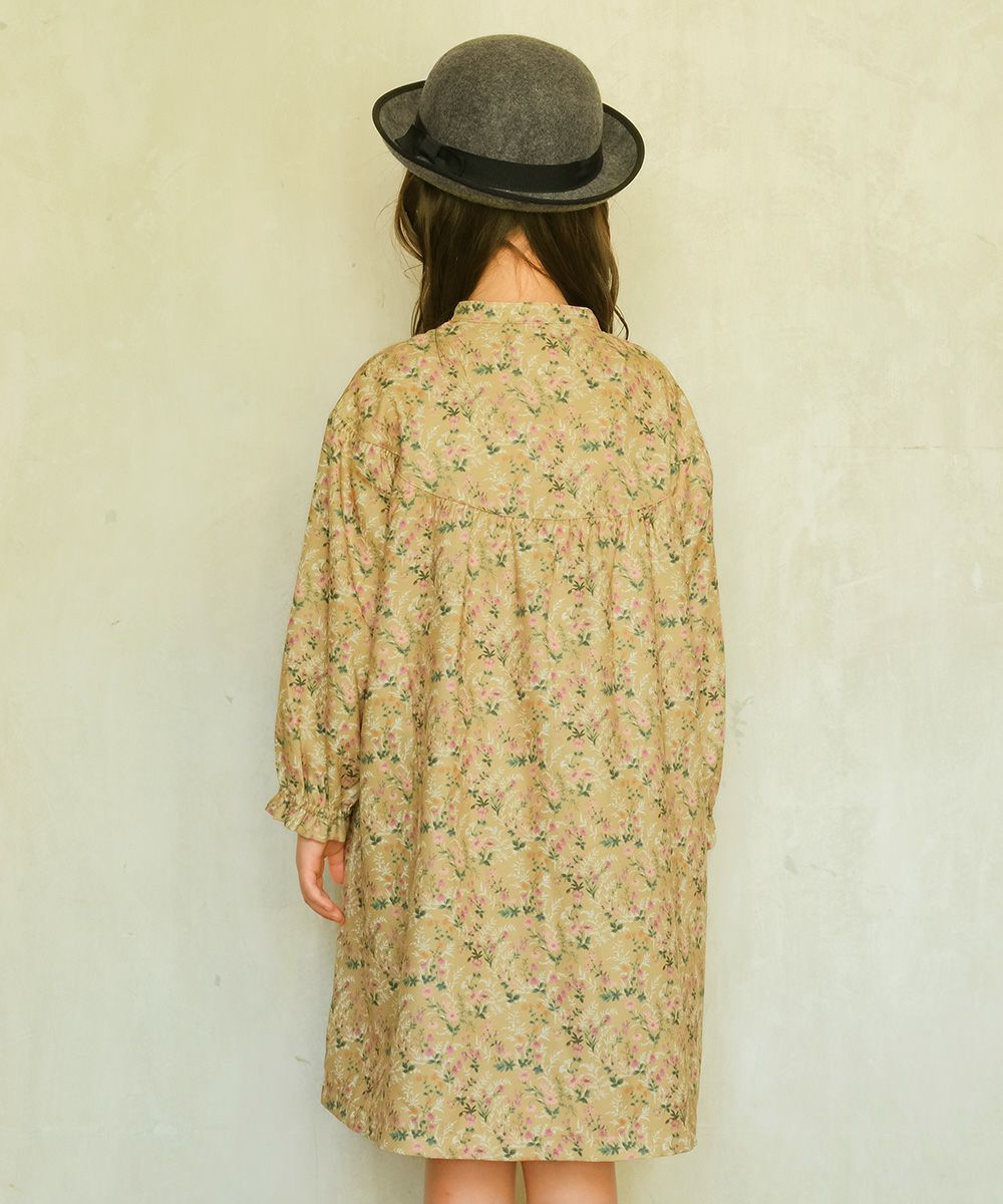 ベビー服 女の子 花柄 ボタン開き ワンピース カラシ(41) モデル画像全身