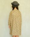 ベビー服 女の子 花柄 ボタン開き ワンピース カラシ(41) モデル画像全身