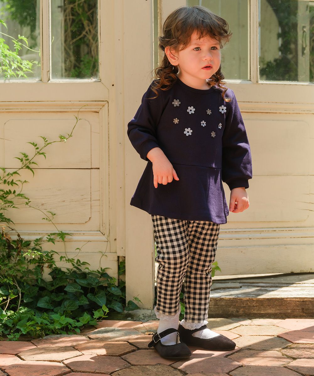 ベビー服 女の子 ストレッチ ギンガムチェック柄ロングパンツ ホワイト×ブラック(10) モデル画像アップ