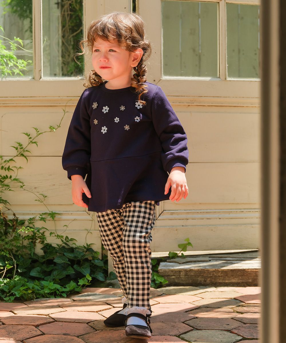 ベビー服 女の子 ストレッチ ギンガムチェック柄ロングパンツ ホワイト×ブラック(10) モデル画像全身