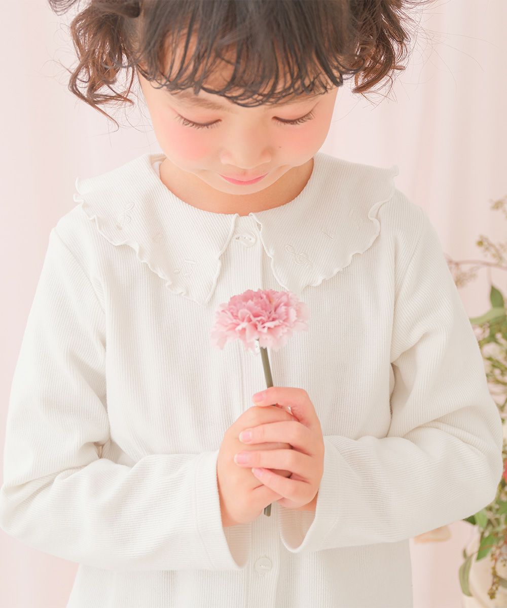 ベビー服 女の子 音符刺繍フリル襟 リブカーディガン オフホワイト(11) モデル画像アップ