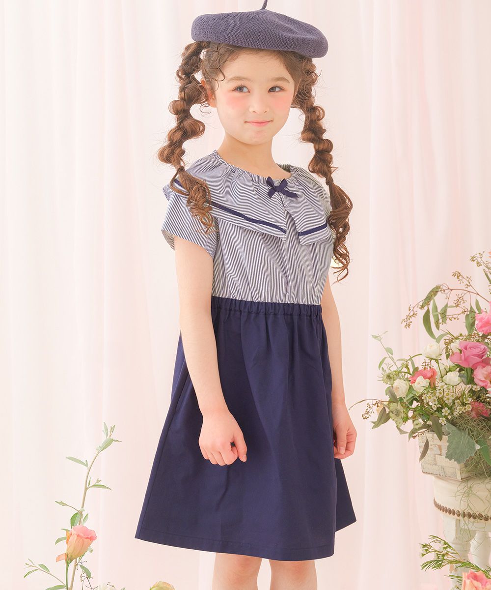 子供服 女の子 ストライプ柄 リボン襟付き 音符刺繍ワンピース ネイビー(06) モデル画像アップ