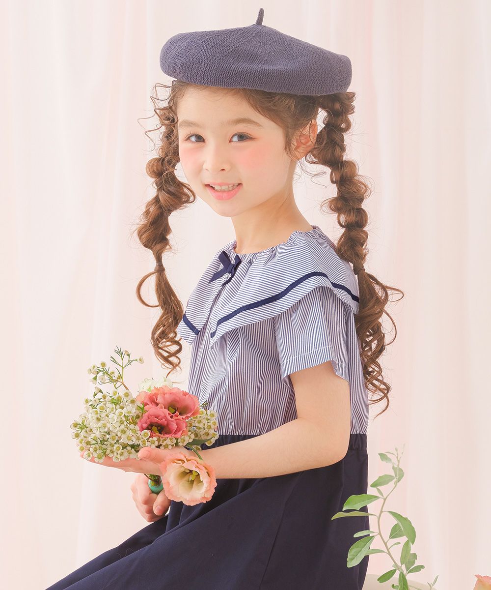 子供服 女の子 ストライプ柄 リボン襟付き 音符刺繍ワンピース ネイビー(06) モデル画像2