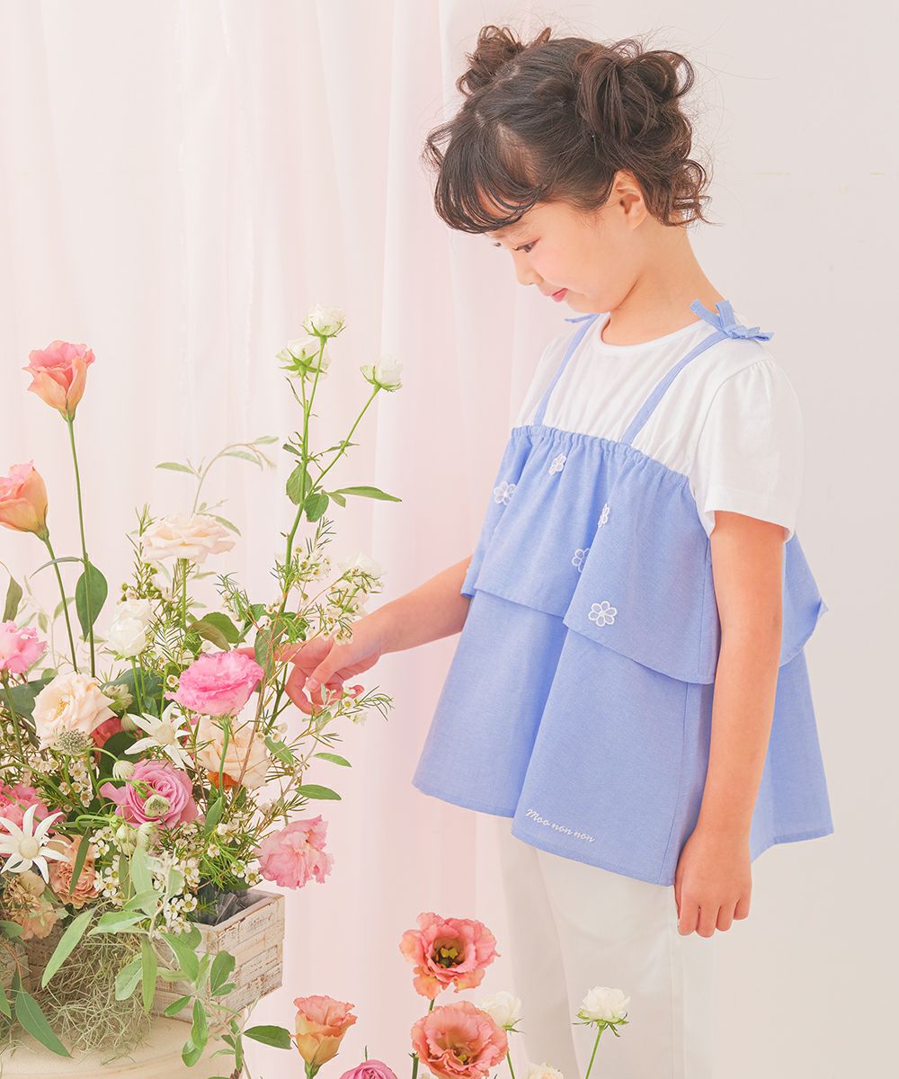 ベビー服 女の子 子ども服 こども服 キッズ キャミソール 重ね着風デザイン お花 リボンつき ロゴ刺繍 フリル ブルー(61) モデル画像1