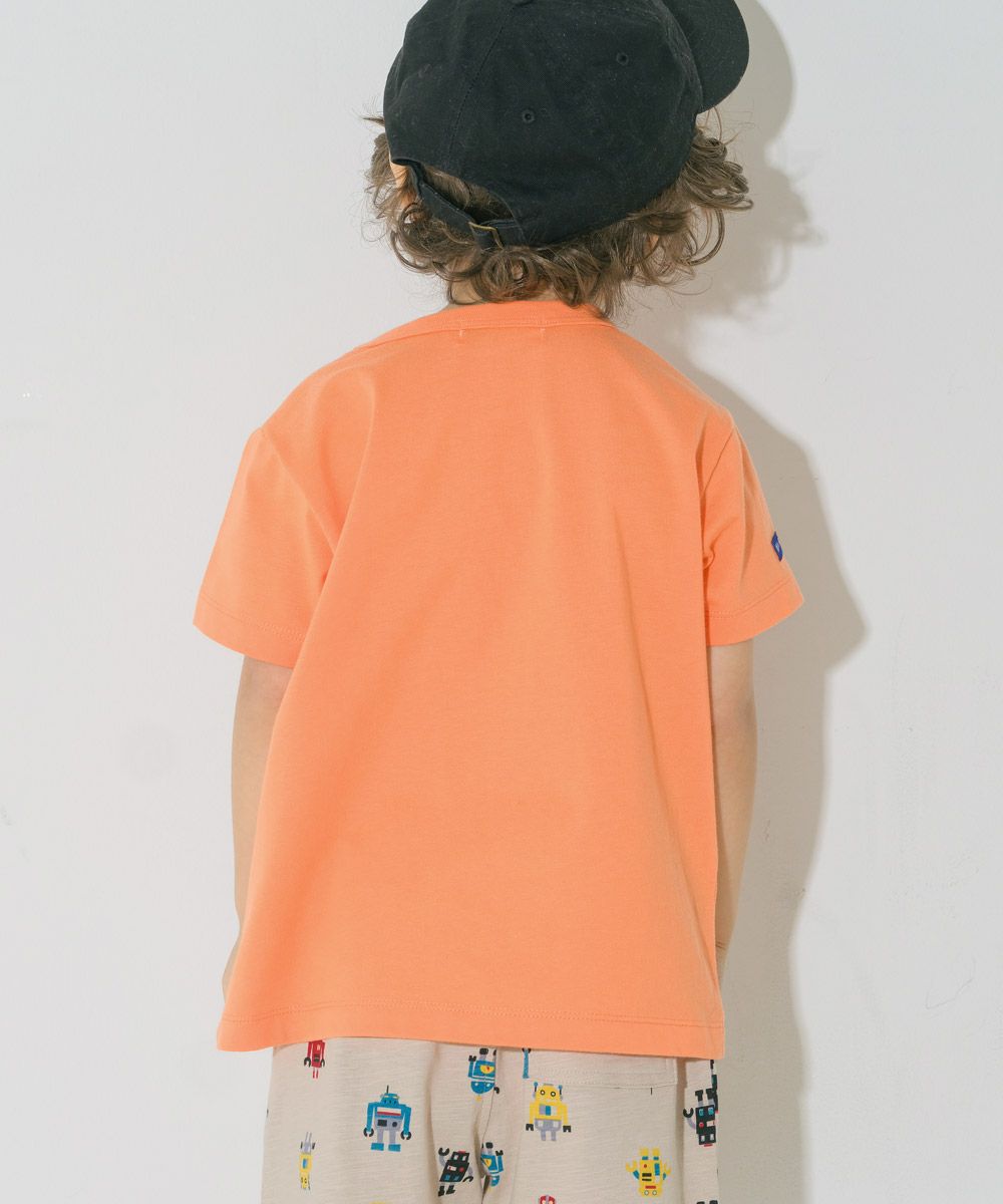 ベビー服 男の子  綿100％ ロボット ロゴ 刺繍 ポケット付き　Tシャツ オレンジ(07) モデル画像全身
