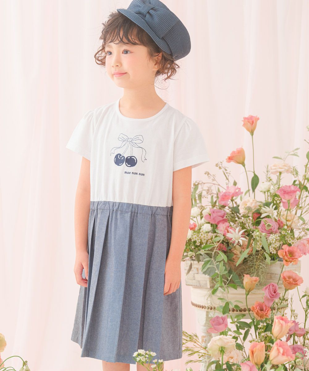 子供服 女の子 チェリー ロゴ刺繍 プリーツ風ドッキングワンピース ネイビー(06) モデル画像アップ