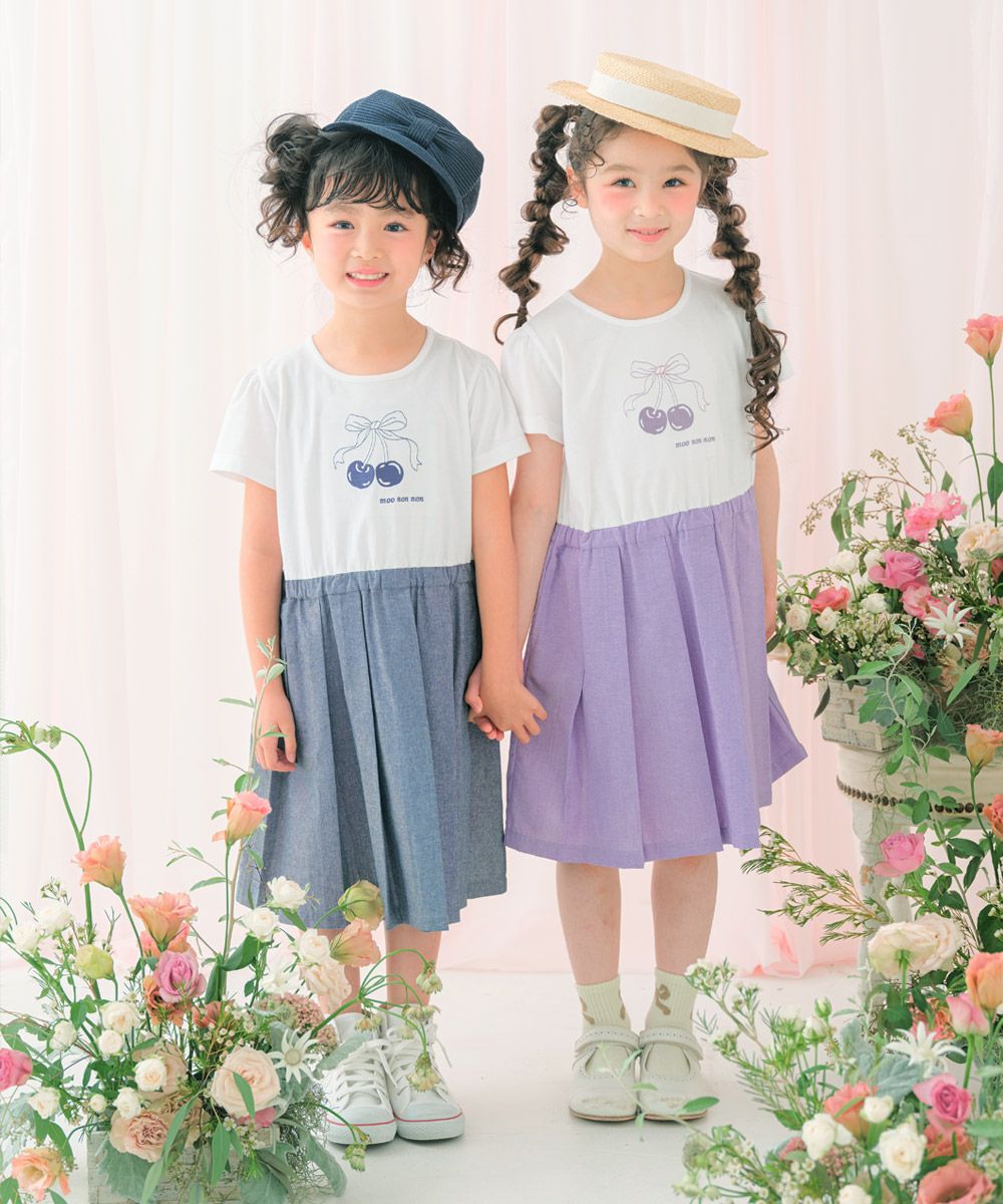 子供服 女の子 チェリー ロゴ刺繍 プリーツ風ドッキングワンピース ネイビー(06) モデル画像全身