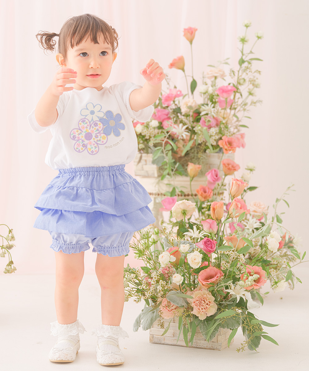 ベビー服 女の子 綿100％ お花 ロゴ刺繍 リボンつきTシャツ オフホワイト(11) モデル画像全身