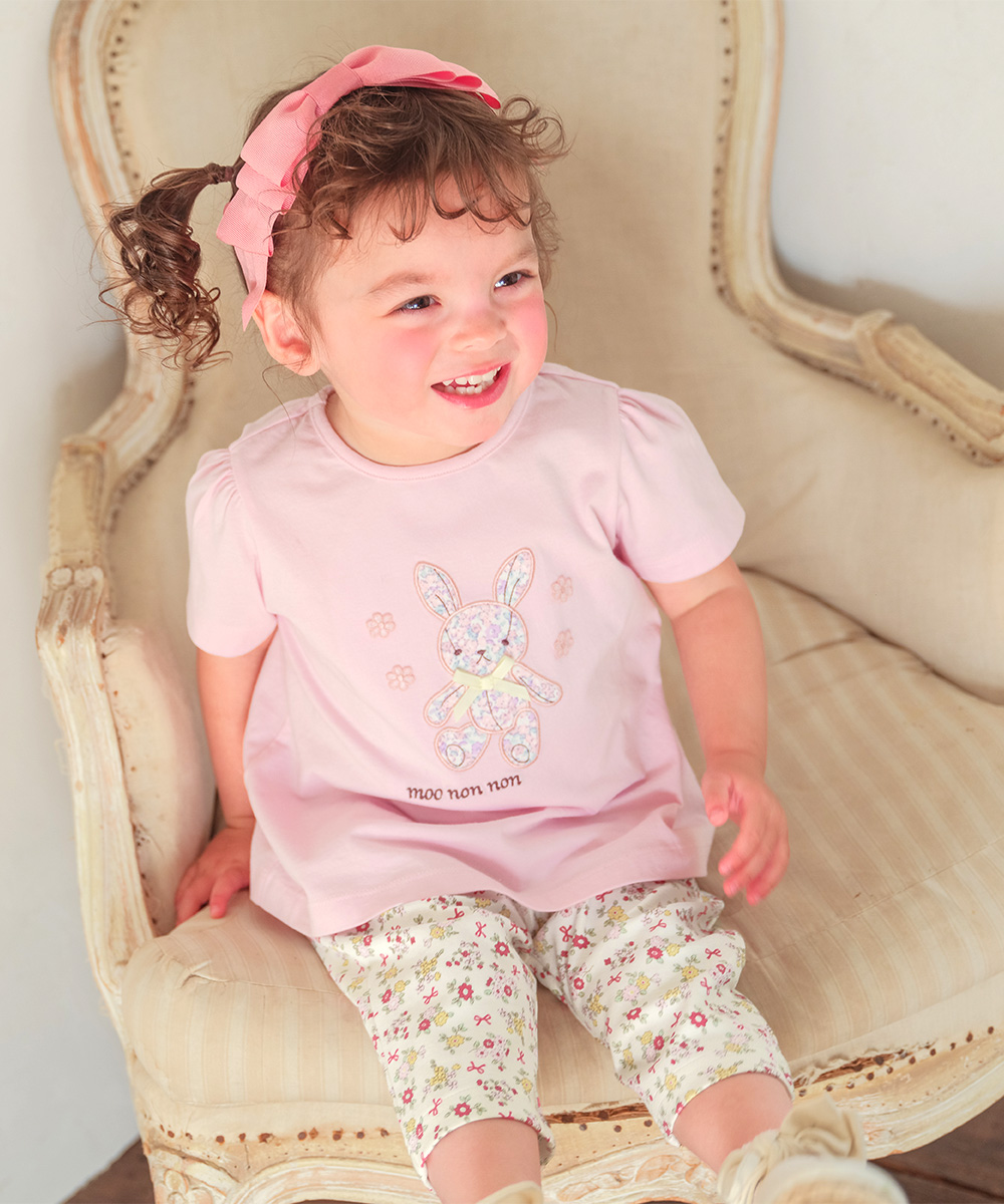 ベビー服 女の子 綿100％ 花柄うさぎアップリケ バックリボンつきTシャツ ピンク(02) モデル画像全身