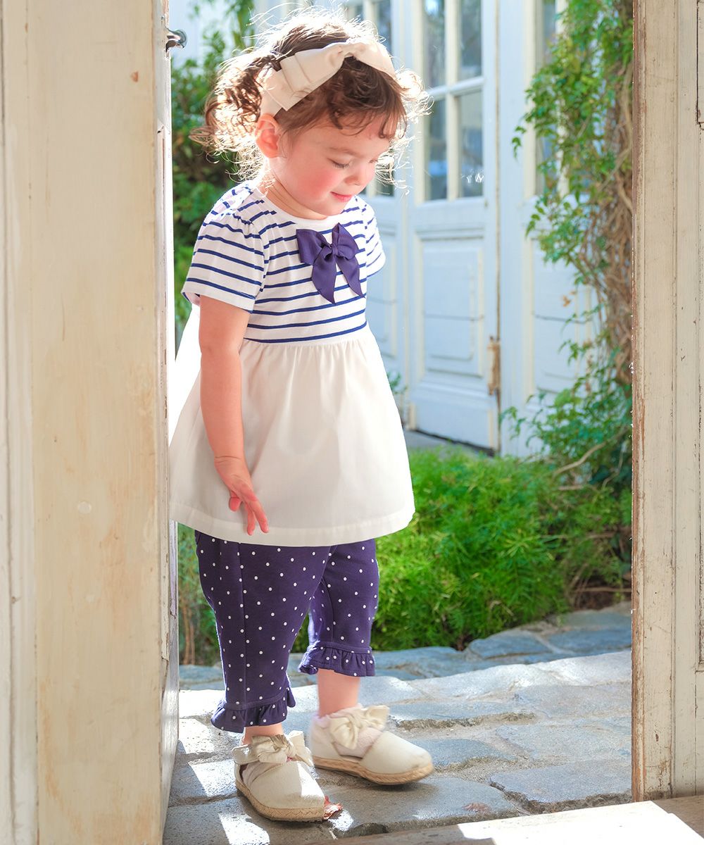 ベビー服 女の子 ボーダー柄リボン付き ギャザー切り替え チュニックTシャツ オフホワイト(11) モデル画像全身