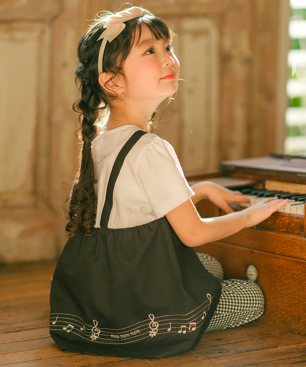 ベビー服 女の子 音符＆ブランドロゴ刺繍 重ね着風Tシャツ ブラック(00) モデル画像アップ