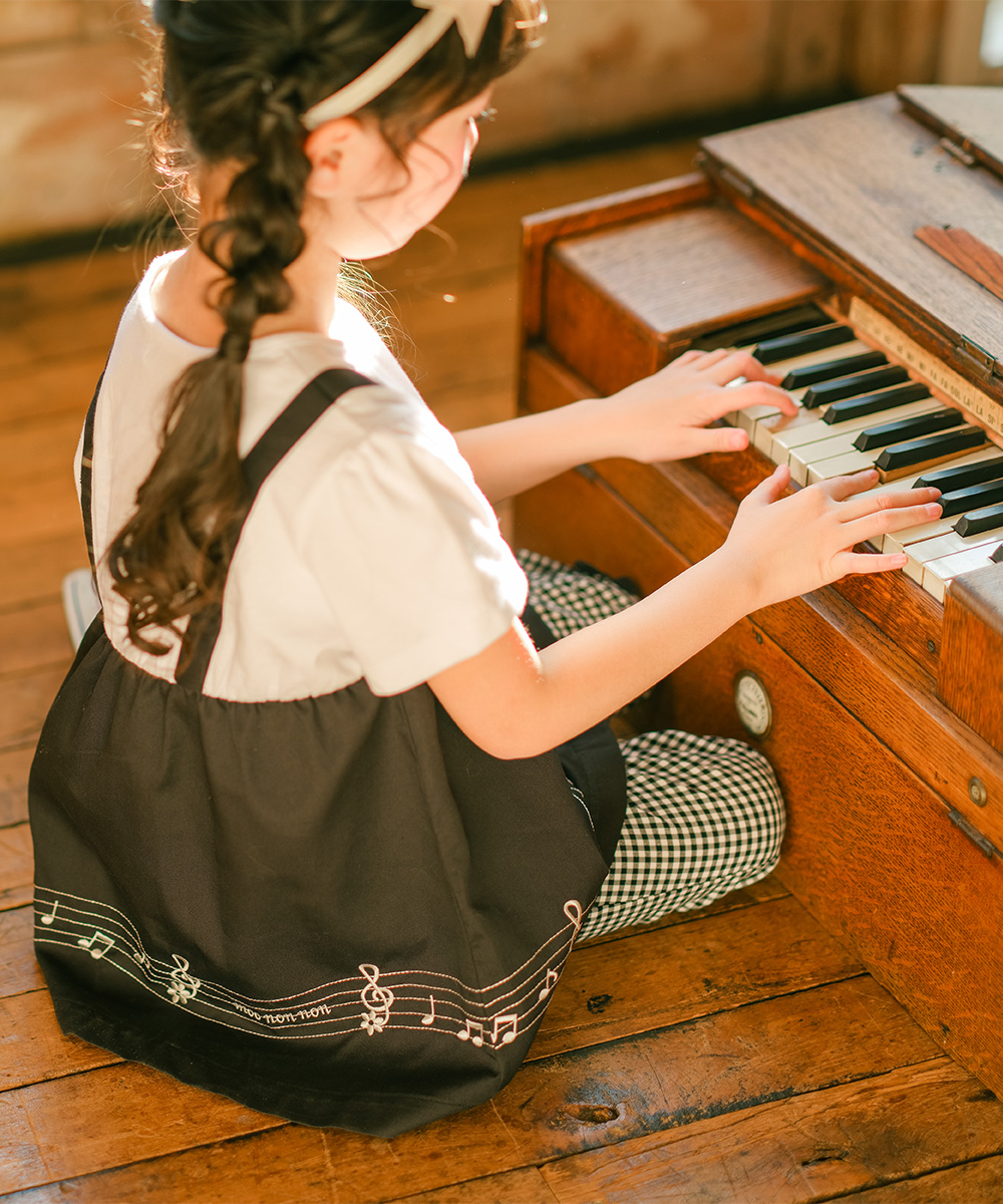 ベビー服 女の子 音符＆ブランドロゴ刺繍 重ね着風Tシャツ ブラック(00) モデル画像全身