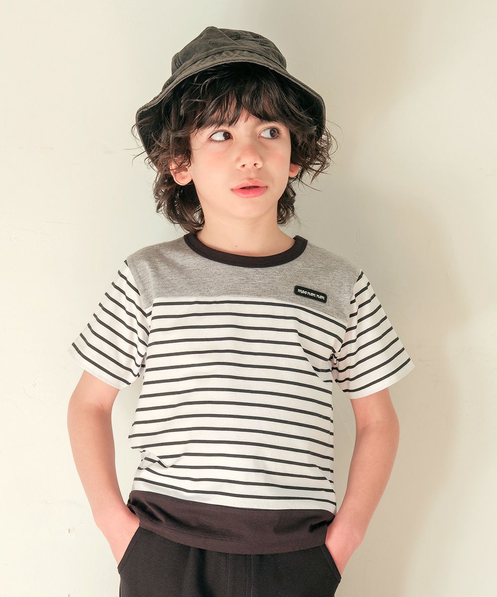 ベビー服 男の子 綿100％ ボーダー柄ロゴワッペンTシャツ ホワイト×ブラック(10) モデル画像アップ