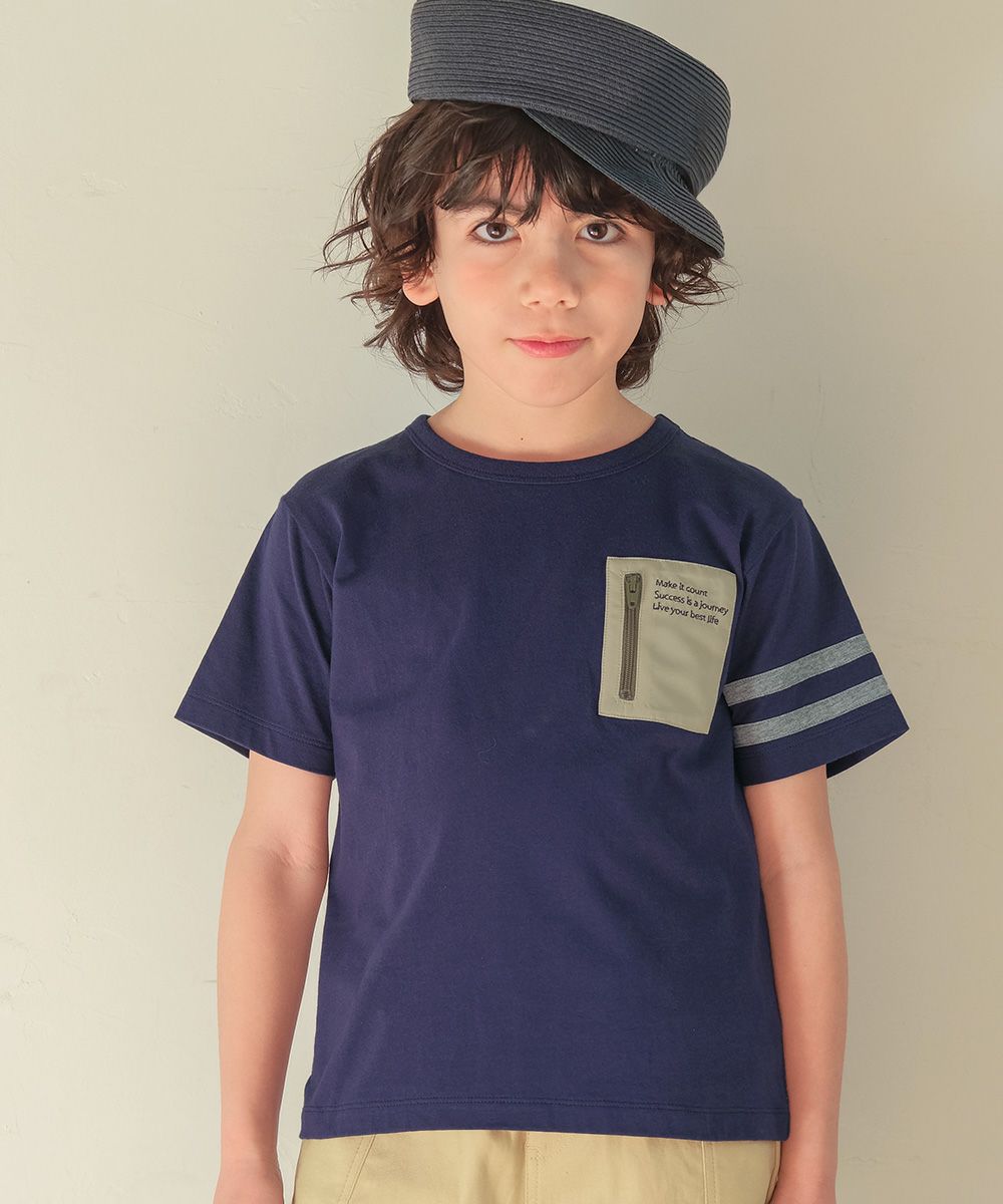 ベビー服 男の子 綿100％ ロゴ刺繍ポケットつきTシャツ ネイビー(06) モデル画像アップ