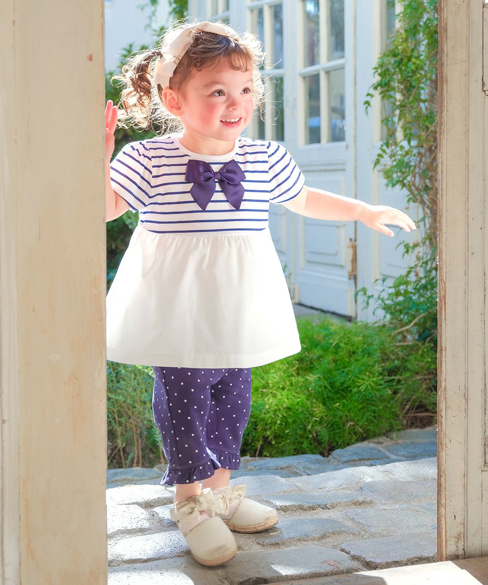 ベビー服 女の子 オーガニックコットン ドット柄 フリル 6分丈パンツ ネイビー(06) モデル画像全身